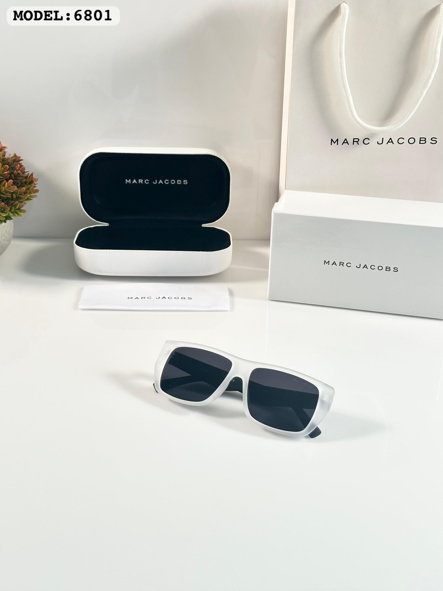 Marc Jacob Mat Whute Black Luxury Shade With Original Packing