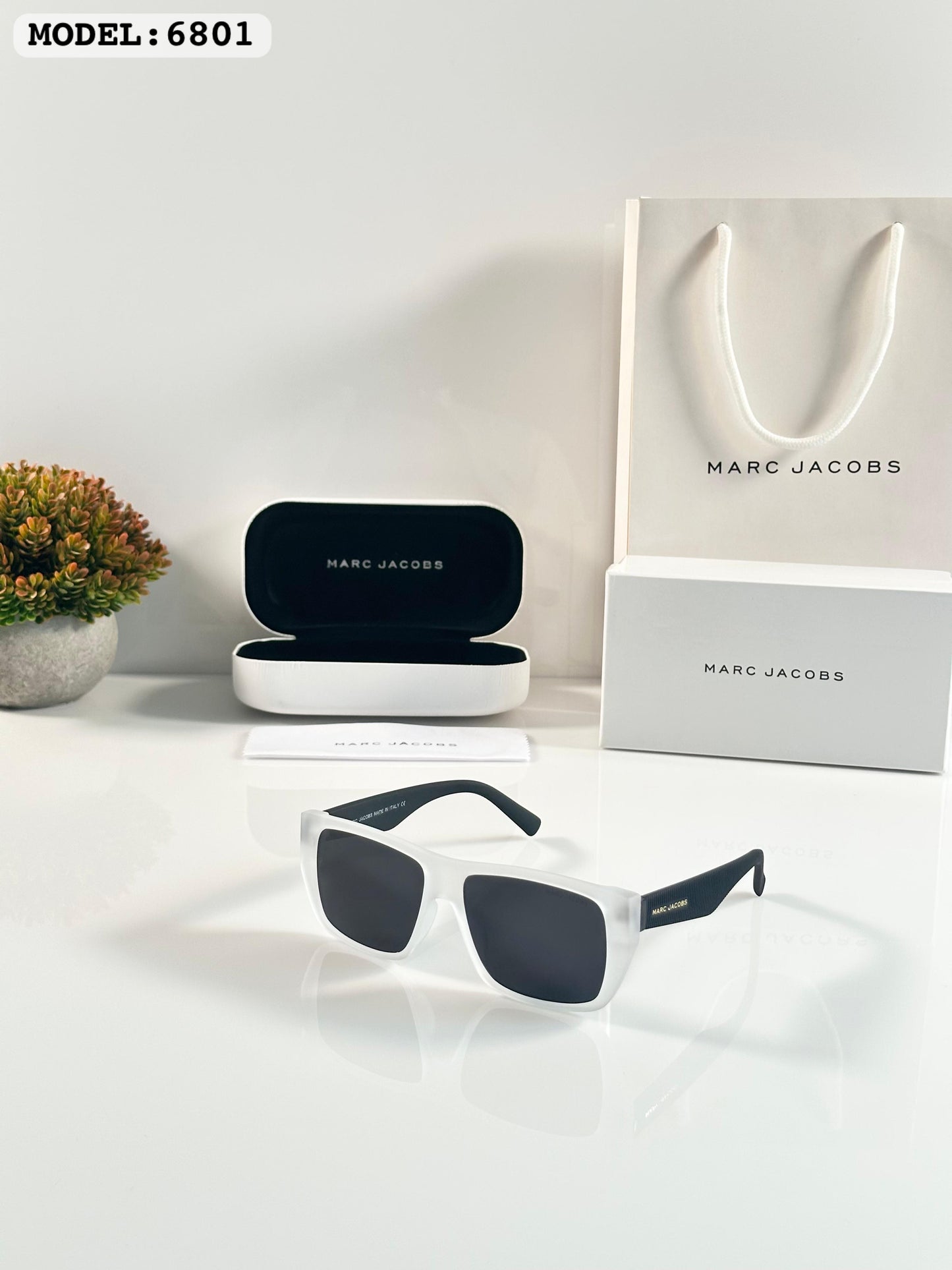 Marc Jacob Mat Whute Black Luxury Shade With Original Packing