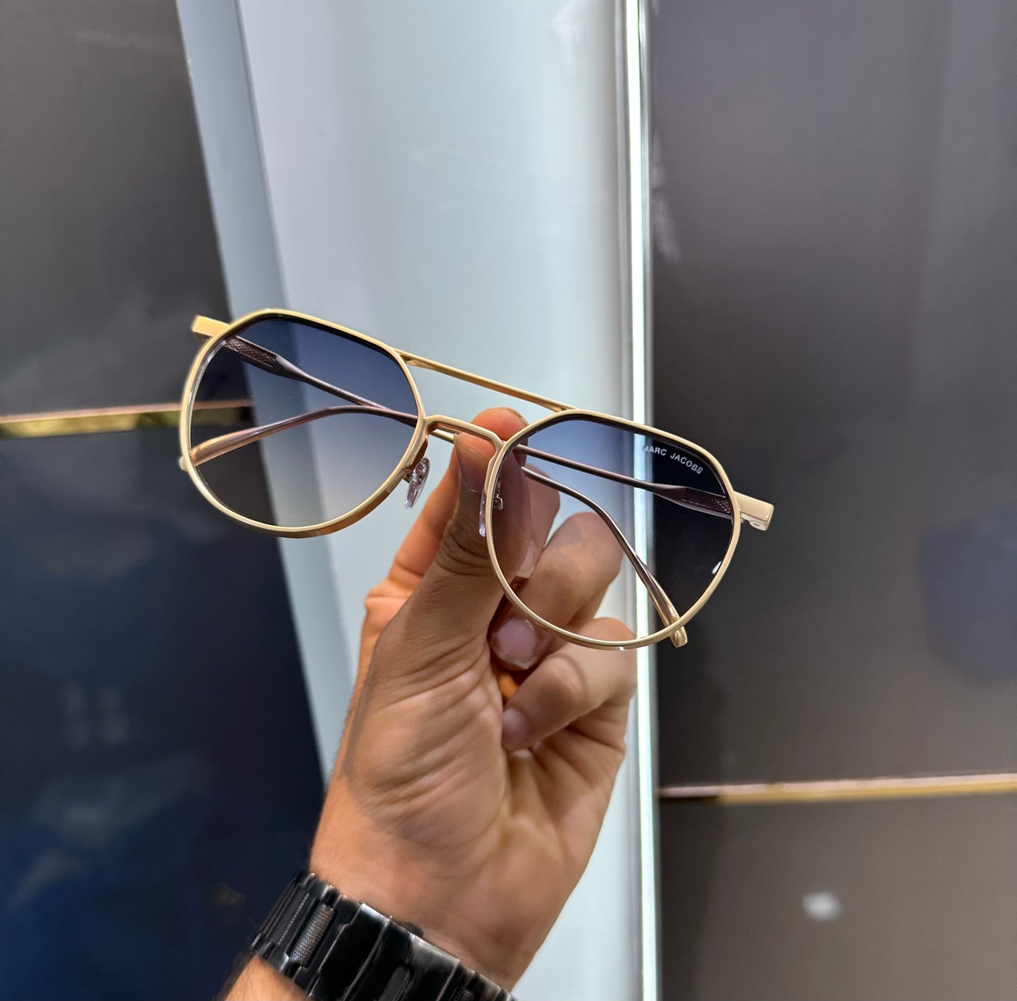 Marc Jacob Gold Dual Luxury Shade With Original Packing