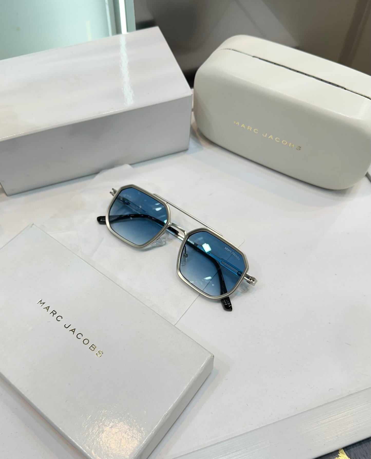 Marc Jacob Silver Sky Luxury Shade With Original Packing